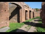 04046 ostia - regio i - insula vii - via dei misuratori del grano - blick aus ri osten.jpg